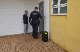 Vizinho pede para baixar o som, homem se recusa e acaba ‘baixando’ na delegacia Vizinho pede para baixar o som, homem se recusa e acaba ‘baixando’ na delegacia