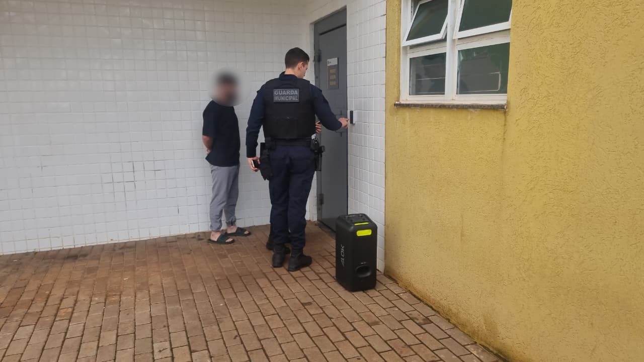 Vizinho pede para baixar o som, homem se recusa e acaba ‘baixando’ na delegacia