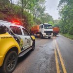 Imagem relativa a Carreta perde força em subida e fica atravessada na PR-488, em Diamante do Oeste
