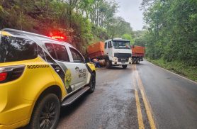 Carreta perde força em subida e fica atravessada na PR-488, em Diamante do Oeste Carreta perde força em subida e fica atravessada na PR-488, em Diamante do Oeste