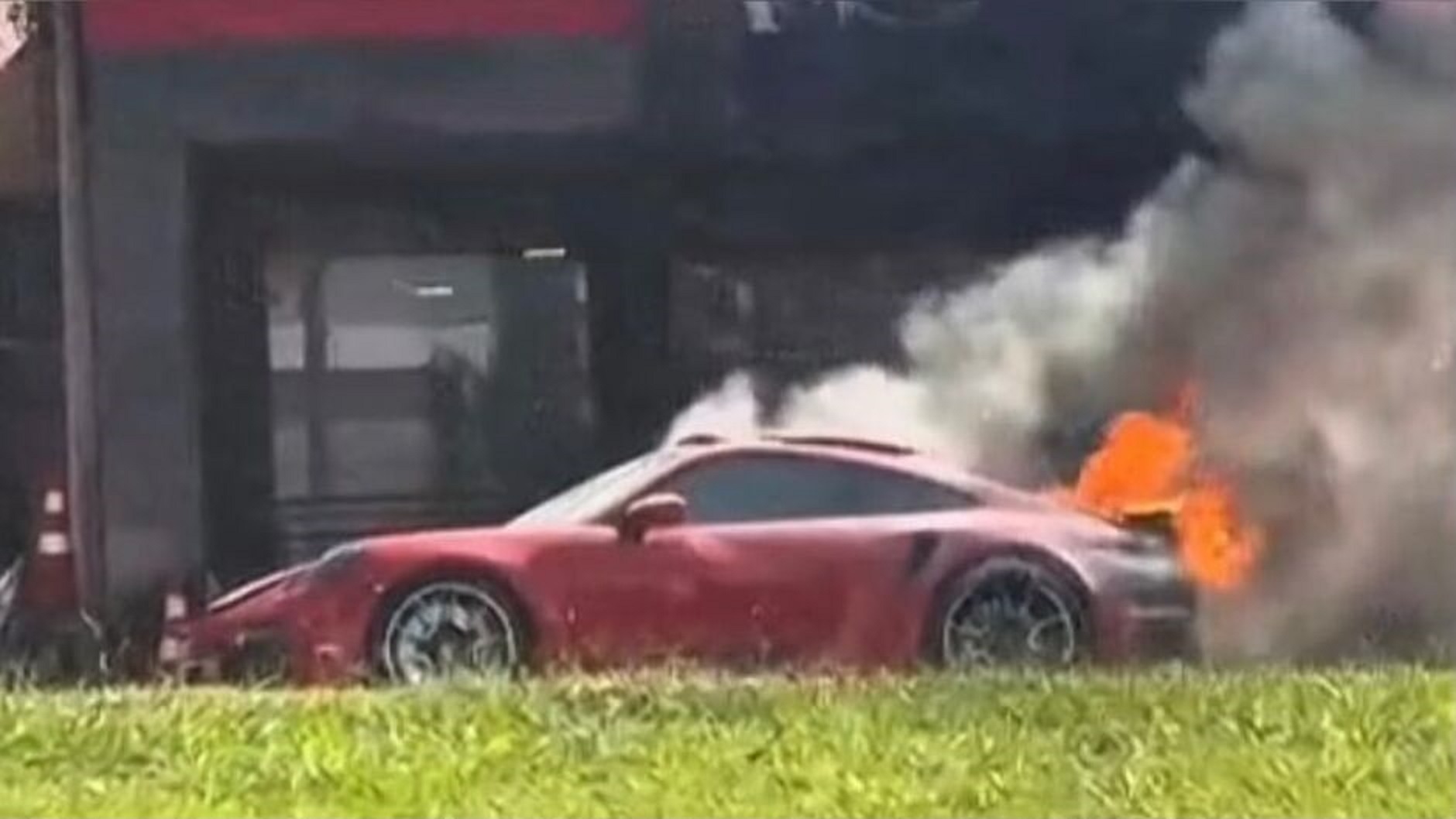 Porsche avaliado em mais de R$ 1 milhão pega fogo na Avenida Afonso Pena; veja vídeo!