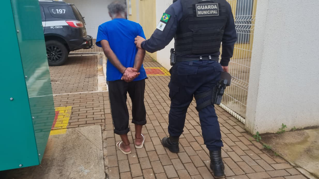 Homem é detido pela GM após descumprir medida protetiva contra a própria mãe em Cascavel