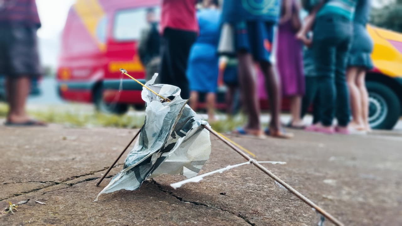 Menino de 7 anos fica ferido no pescoço após ser atingido por linha de pipa em Cascavel