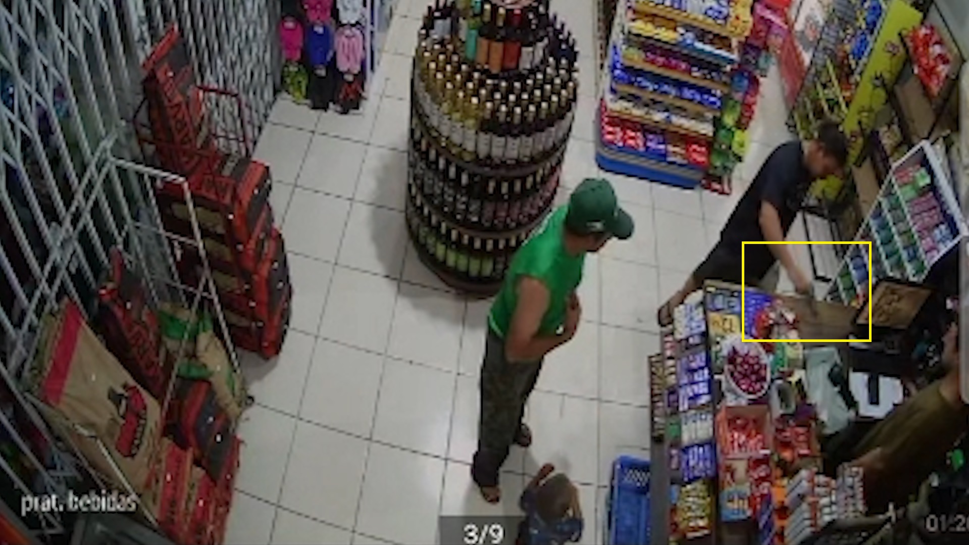 Cliente saca revólver na frente de criança e ameaça funcionária de conveniência em Cascavel
