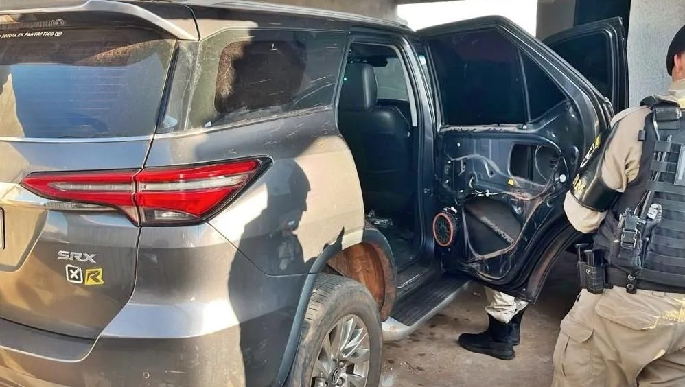 Hilux furtada em Cascavel é recuperada pela PM com placas paraguaias em Iporã Imagem referente a Hilux furtada em Cascavel é recuperada pela PM com placas paraguaias em Iporã