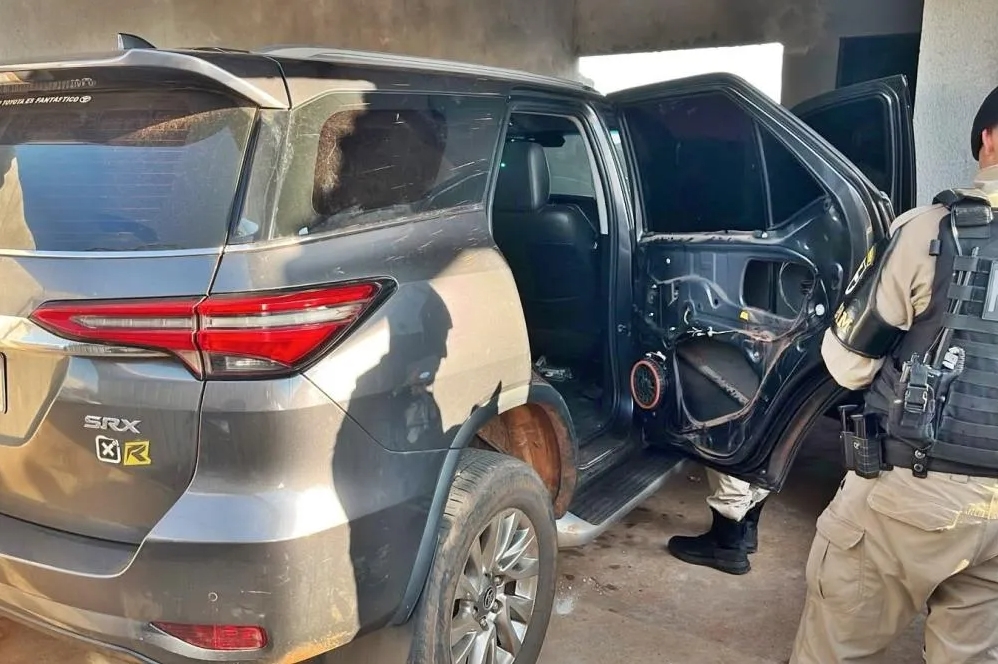 Imagem referente a Hilux furtada em Cascavel é recuperada pela PM com placas paraguaias em Iporã