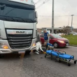 Motociclista de 31 anos sobrevive após acidente com caminhão em São José dos Pinhais Imagem relativa a Motociclista de 31 anos sobrevive após acidente com caminhão em São José dos Pinhais