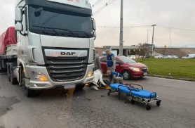 Motociclista de 31 anos sobrevive após acidente com caminhão em São José dos Pinhais