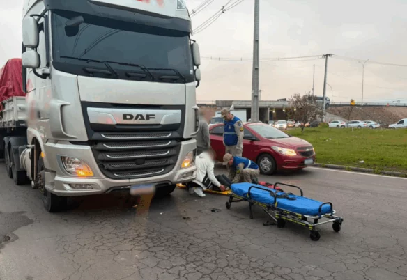 Motociclista de 31 anos sobrevive após acidente com caminhão em São José dos Pinhais