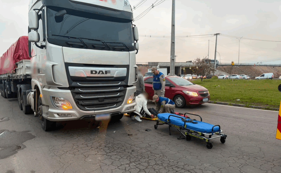Imagem referente a Motociclista de 31 anos sobrevive após acidente com caminhão em São José dos Pinhais