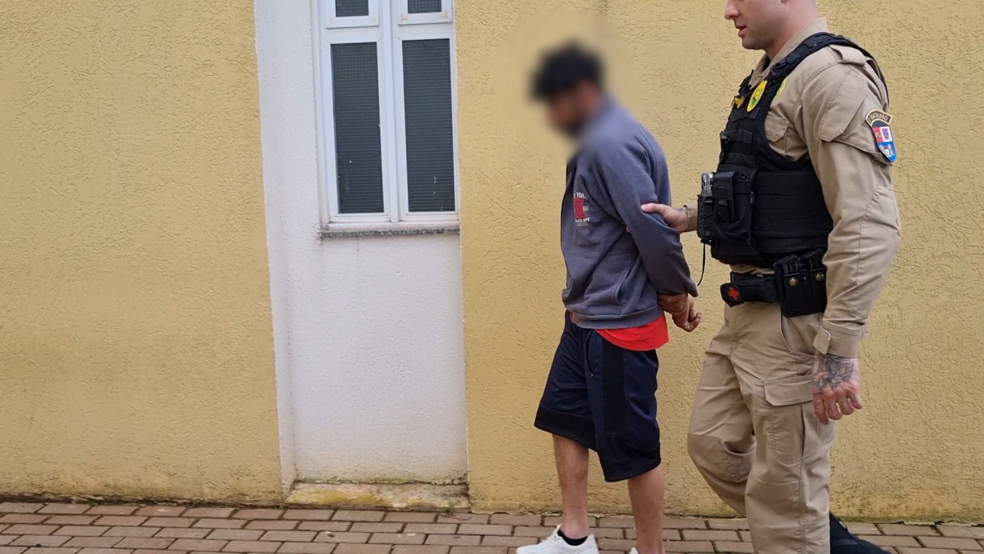 Pós-dia dos pais, homem vai até a casa da filha e da ex, quebra medida protetiva e é detido
