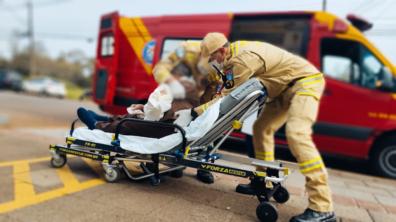 Com o braço quebrado há alguns dias, idosa é socorrida pelo Siate e encaminhada ao hospital