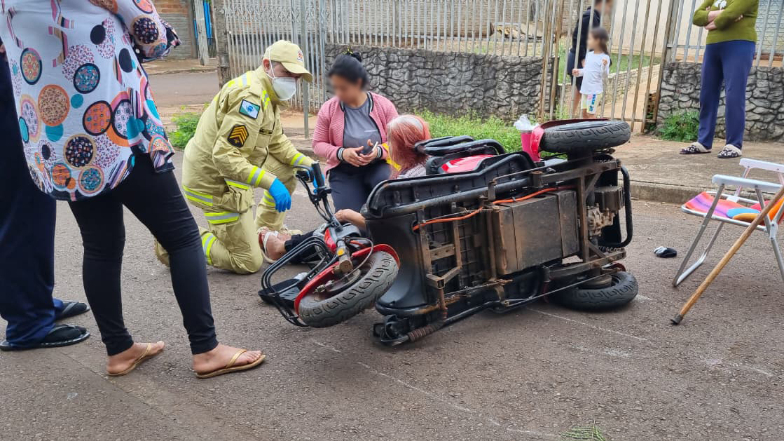 Mãe e filha ficam feridas após queda de triciclo elétrico em Cascavel