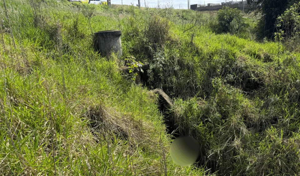 Homem é encontrado morto dentro de galeria de águas pluviais em área de mata Imagem referente a Homem é encontrado morto dentro de galeria de águas pluviais em área de mata