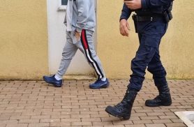 Pai é detido após ser acusado de violência doméstica pela filha no Santa Felicidade Pai é detido após ser acusado de violência doméstica pela filha no Santa Felicidade