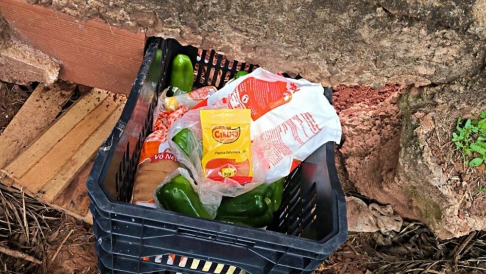 Ladrão invade escola, come alimentos e tenta fugir com caixa de mantimentos em Iporã Imagem referente a Ladrão invade escola, come alimentos e tenta fugir com caixa de mantimentos em Iporã