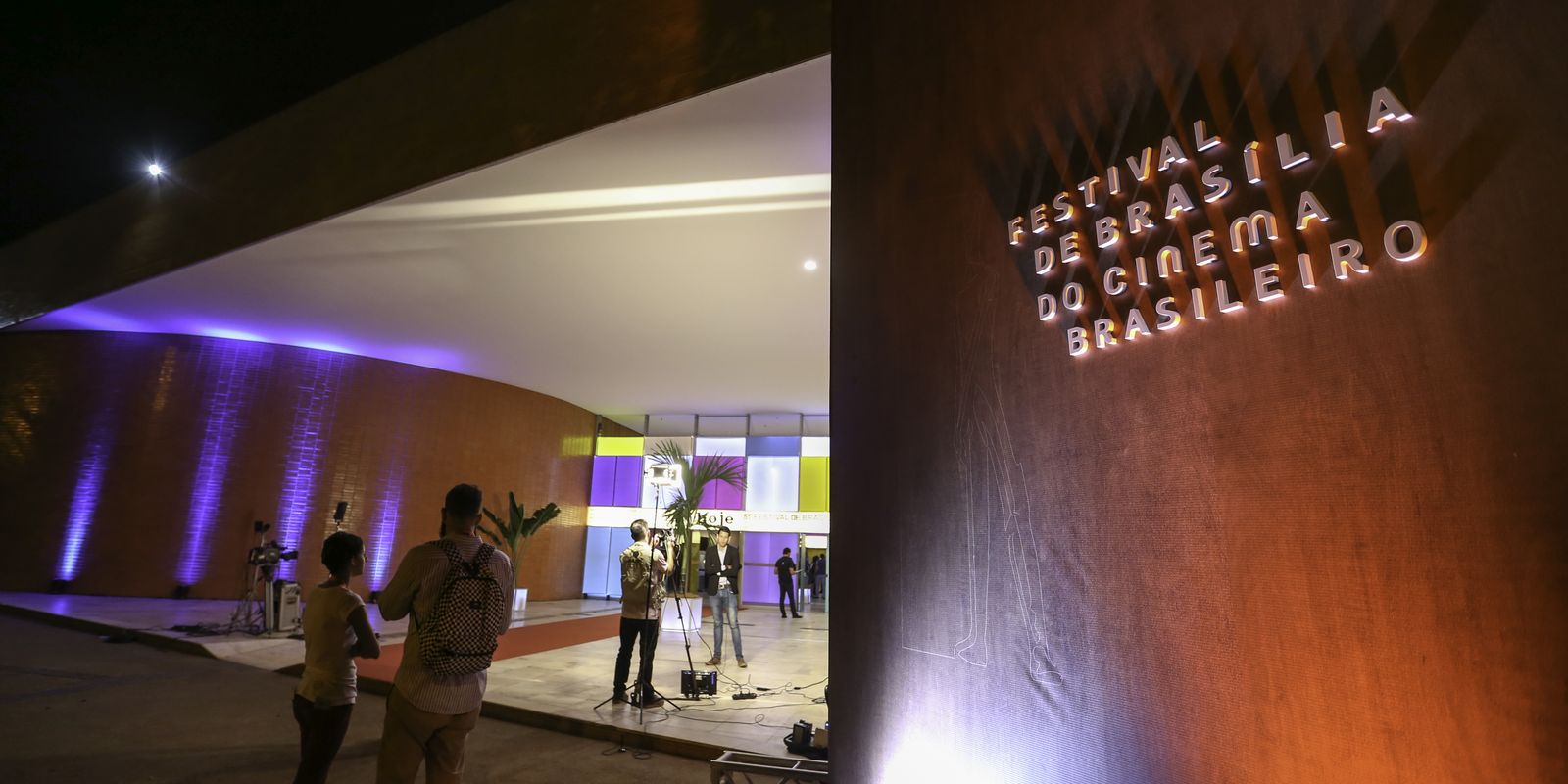 Imagem referente a Festival de cinema de Brasília vive impasse; classe artística repudia
