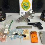 Imagem relativa a Moto adulterada entrega suposto ``QG do crime``; grupo é preso com submetralhadora e dinheiro levado em assalto