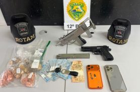 Moto adulterada entrega suposto ``QG do crime``; grupo é preso com submetralhadora e dinheiro levado em assalto Moto adulterada entrega suposto ``QG do crime``; grupo é preso com submetralhadora e dinheiro levado em assalto