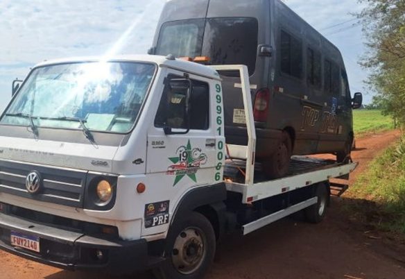Polícia encontra van envolvida em roubo após veículo ser abandonado em Foz do Iguaçu Polícia encontra van envolvida em roubo após veículo ser abandonado em Foz do Iguaçu