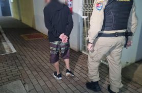Homem é detido após agredir esposa e deixá-la com braços inchados em Cascavel