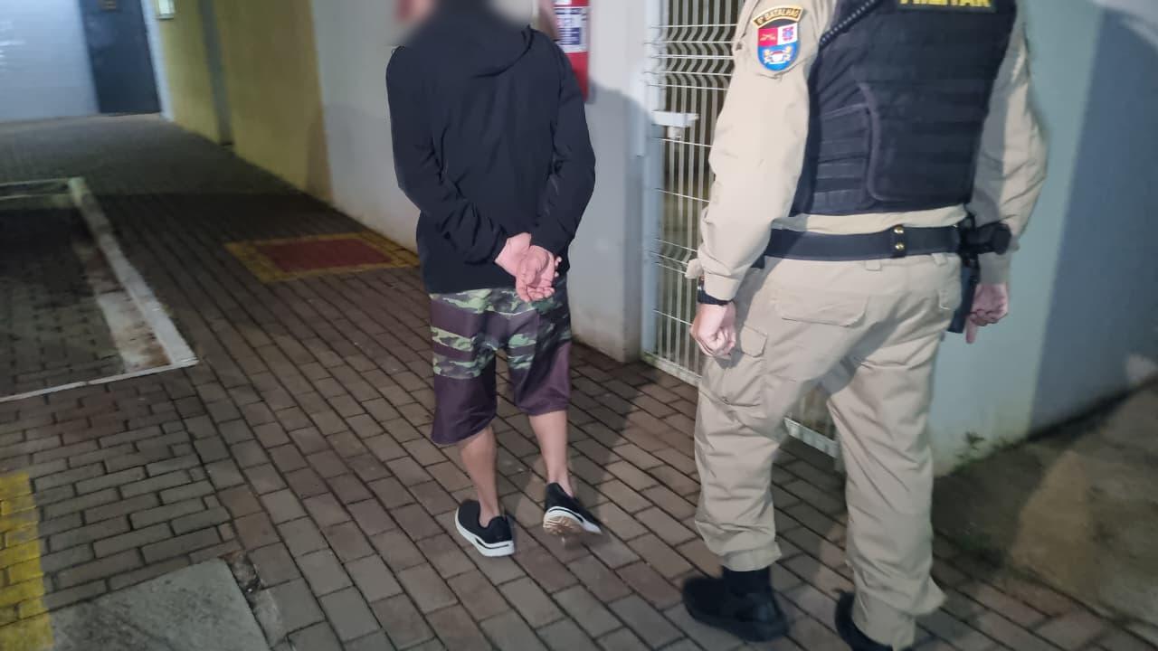 Homem é detido após agredir esposa e deixá-la com braços inchados em Cascavel