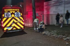 Idosa de 79 anos cai após tropeçar em pedras soltas na calçada no Centro de Cascavel