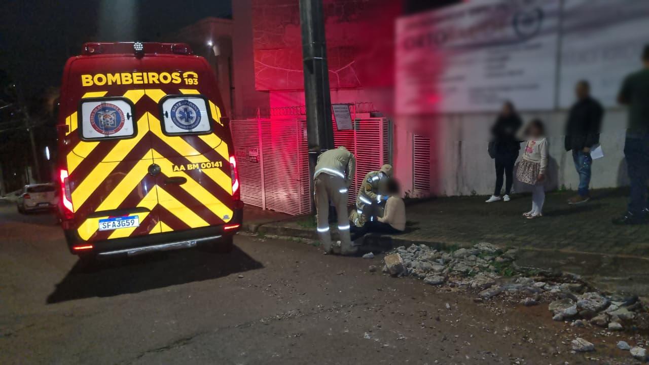 Idosa de 79 anos cai após tropeçar em pedras soltas na calçada no Centro de Cascavel