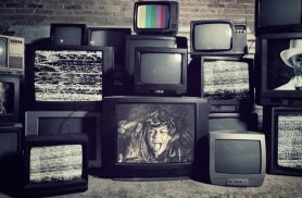 Da sala de casa ao bolso: televisão atravessa gerações e continua olhando para o mundo