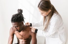 Entre agulhas e ciência, acupuntura ganha espaço na medicina brasileira