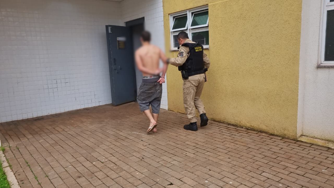 Jovem de 19 anos é detido após ameaçar a namorada, de 17 anos