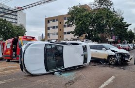 Onix capota após colisão com Nissan Kicks no Centro de Cascavel