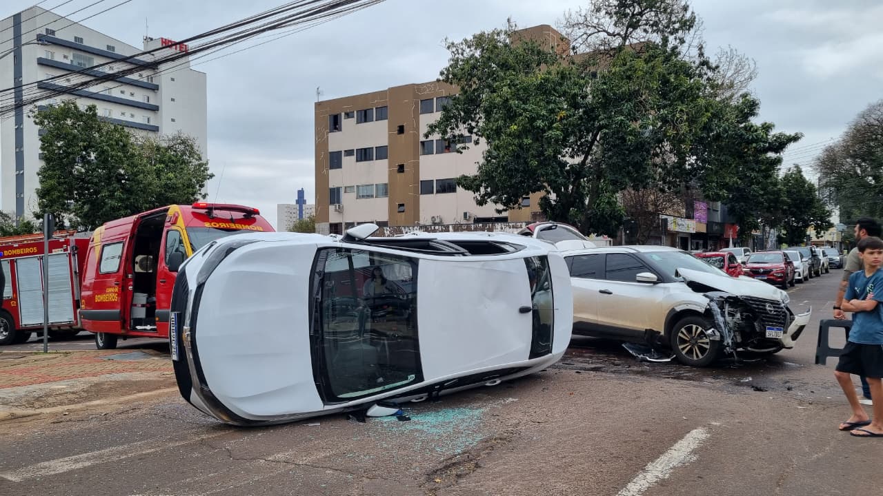 Onix capota após colisão com Nissan Kicks no Centro de Cascavel