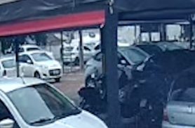 Vídeo mostra Onix capotando após colisão com Kicks no Centro Vídeo mostra Onix capotando após colisão com Kicks no Centro