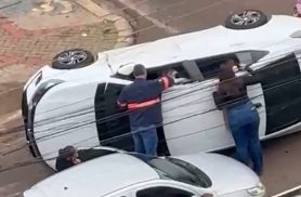 Imagens do alto mostram populares resgatando vítimas de capotamento no Centro de Cascavel Imagens do alto mostram populares resgatando vítimas de capotamento no Centro de Cascavel