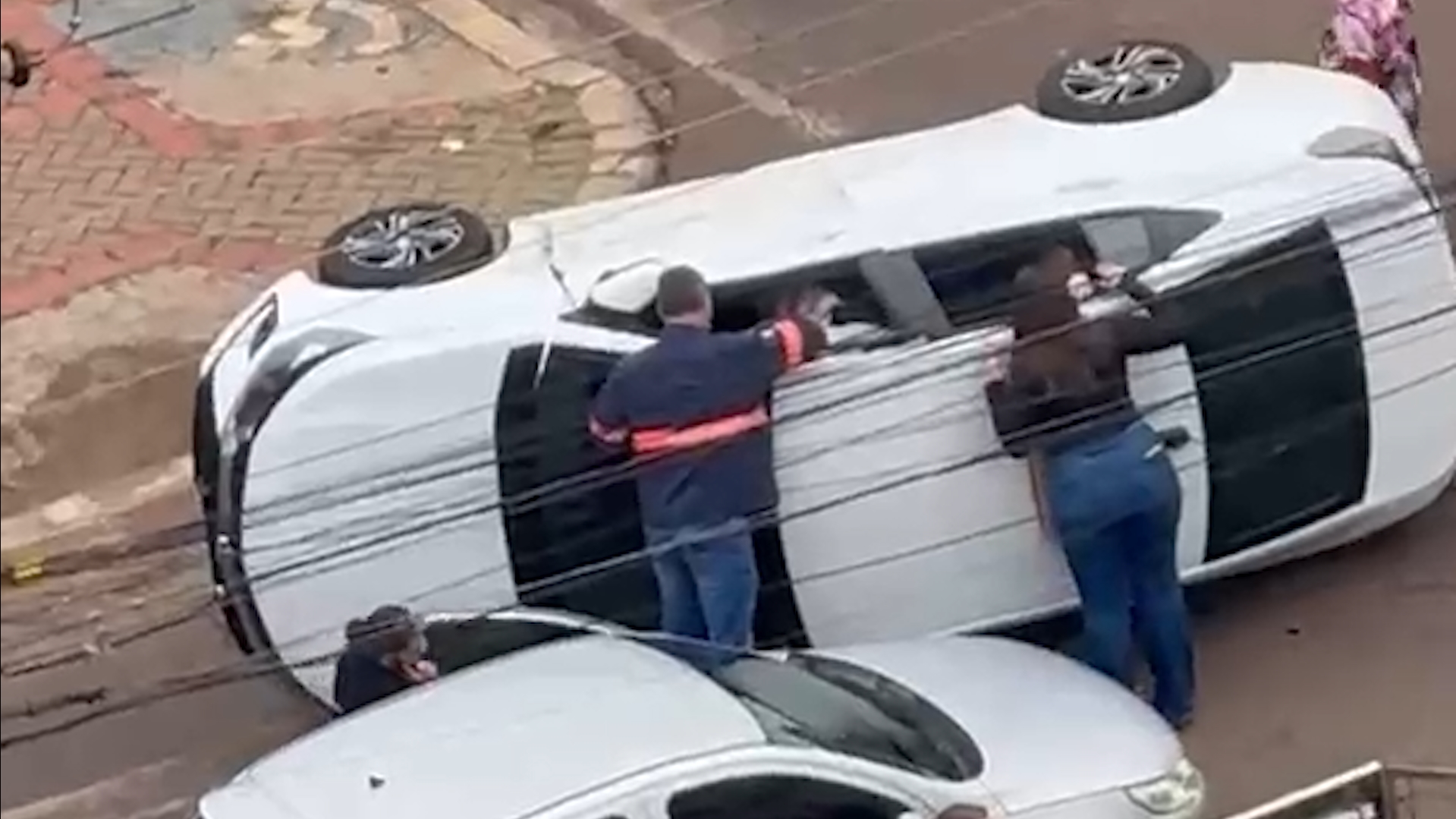 Imagens do alto mostram populares resgatando vítimas de capotamento no Centro de Cascavel