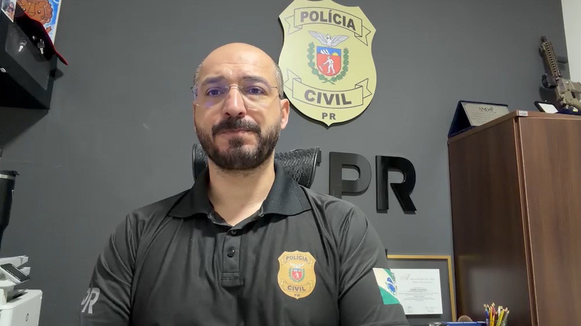 Delegado dá detalhes sobre operação que mirou esquema de tráfico de drogas e comércio ilegal de armas