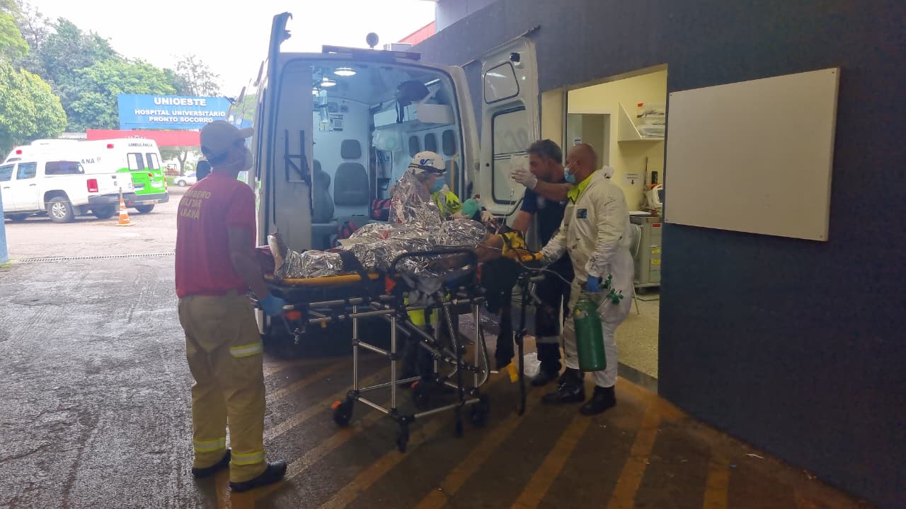 Mulher sofreu TCE grave e múltiplas fraturas após acidente na BR-277, em Cascavel