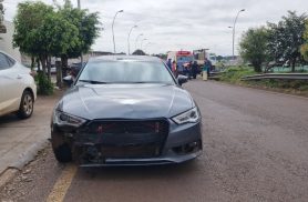 Motociclista fica ferido em acidente com Audi no viaduto da PRc-467 em Cascavel Motociclista fica ferido em acidente com Audi no viaduto da PRc-467 em Cascavel