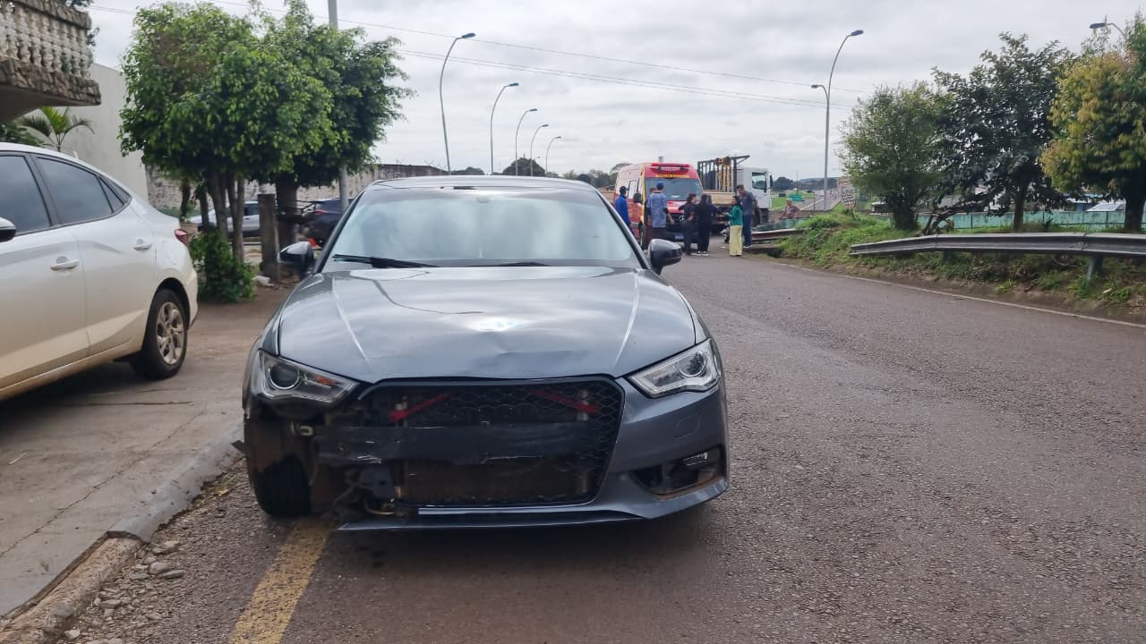Motociclista fica ferido em acidente com Audi no viaduto da PRc-467 em Cascavel