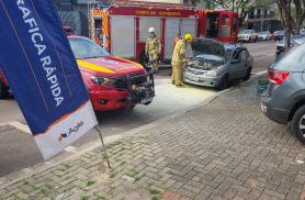 Bombeiro chama Bombeiros após Corsa pegar fogo no Centro de Cascavel