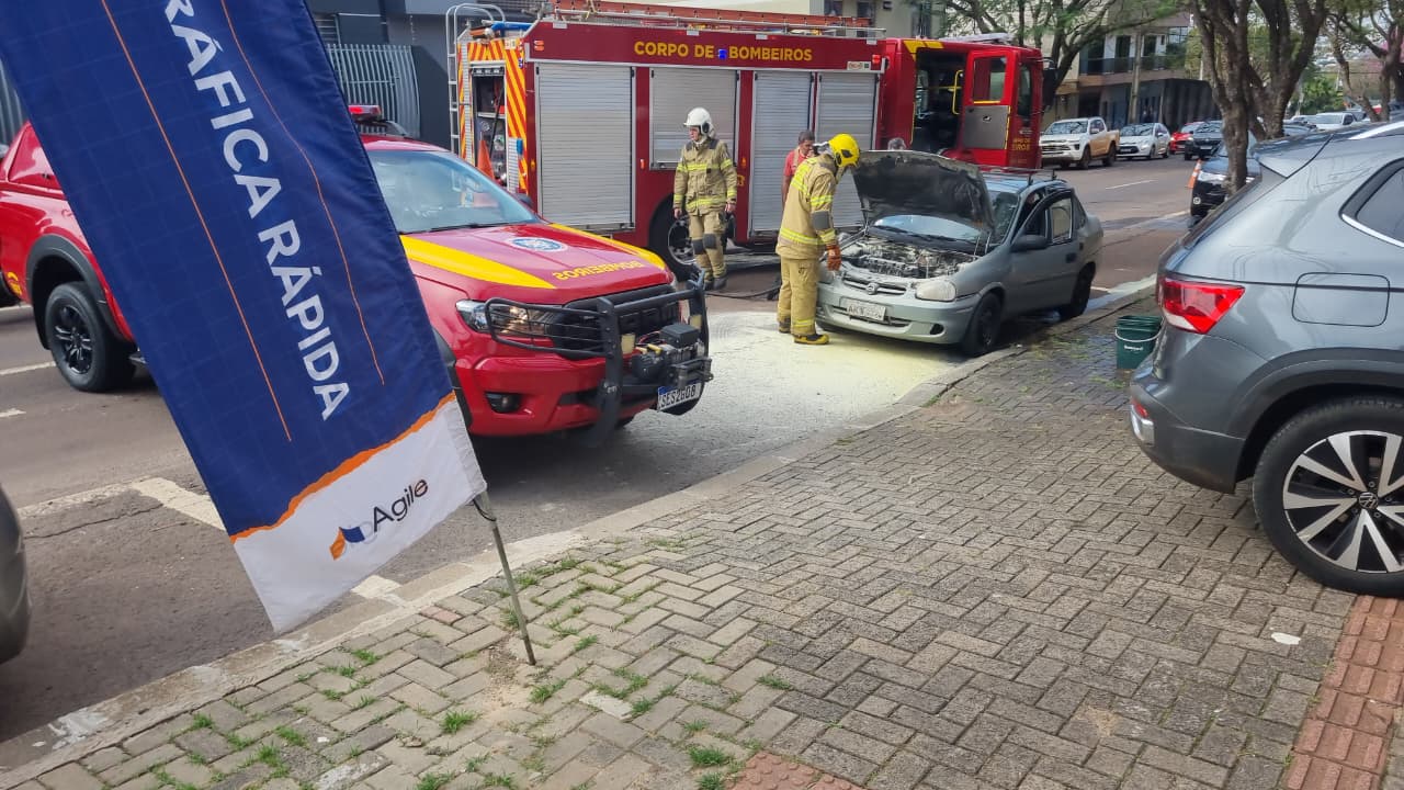 Bombeiro chama Bombeiros após Corsa pegar fogo no Centro de Cascavel