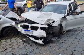 Acidente violento envolve BMW, S10 e Mercedes no Centro de Cascavel