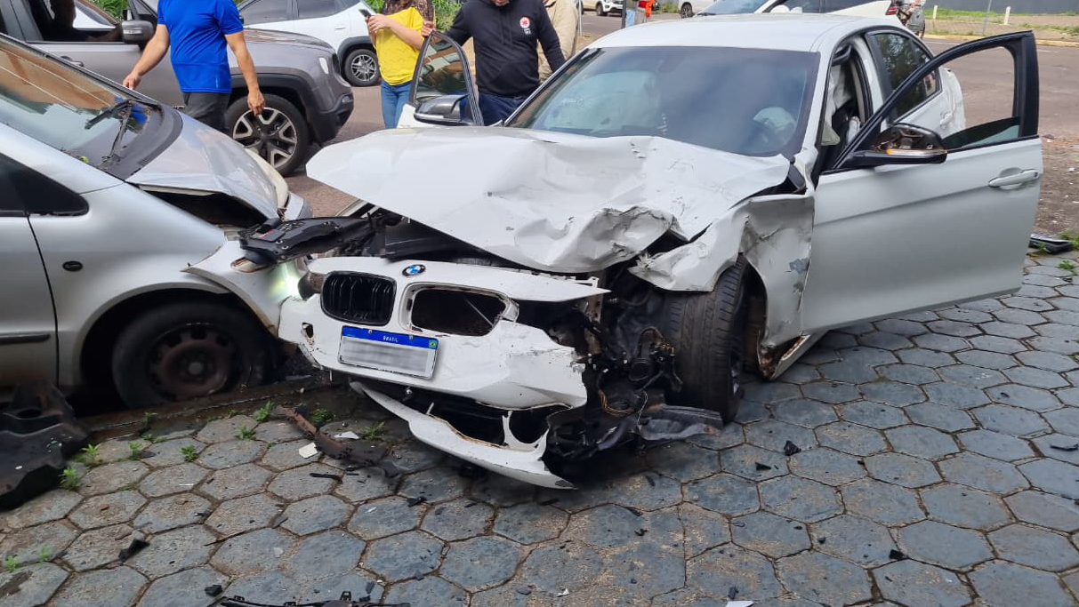 Acidente violento envolve BMW, S10 e Mercedes no Centro de Cascavel