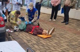 Idosa tropeça e sofre queda no Centro de Cascavel