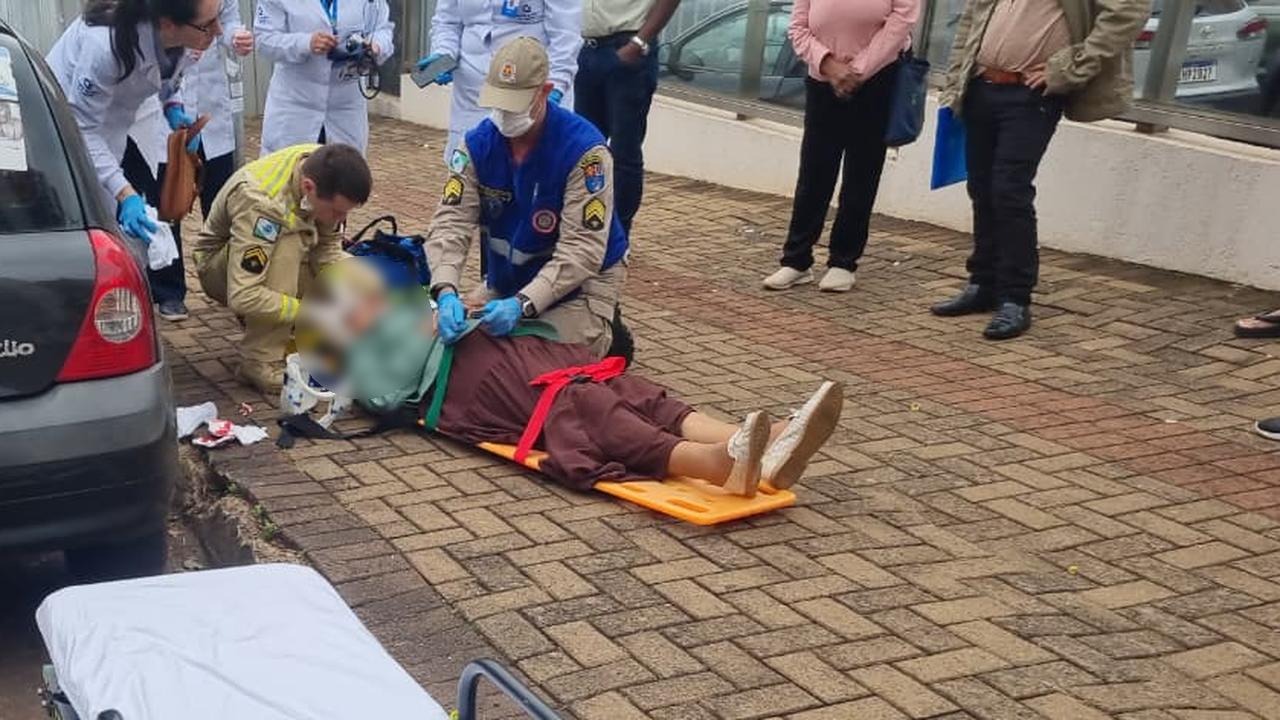 Idosa tropeça e sofre queda no Centro de Cascavel