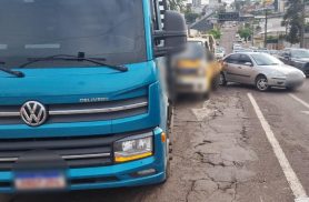 Caminhão carregado com MDF atinge Kia Bongo e Focus na Rua Vitória