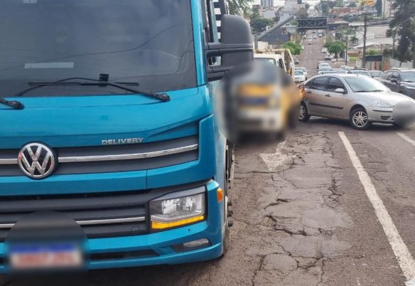 Caminhão carregado com MDF atinge Kia Bongo e Focus na Rua Vitória Caminhão carregado com MDF atinge Kia Bongo e Focus na Rua Vitória
