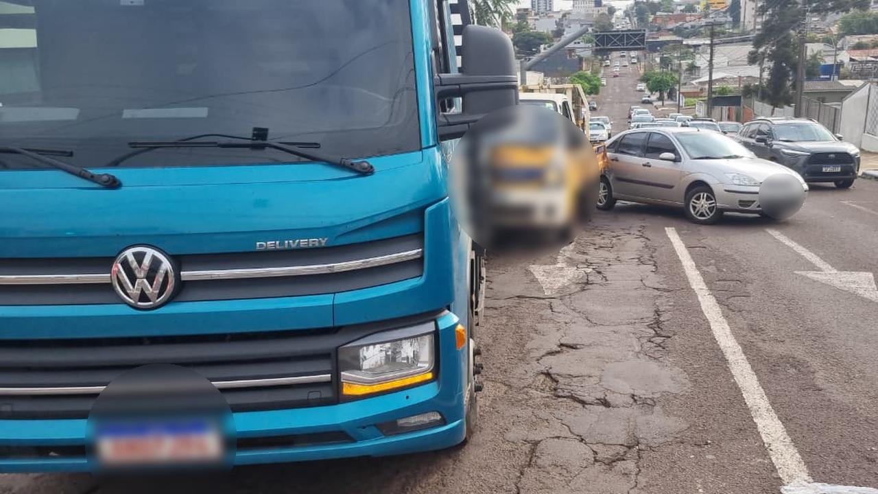 Caminhão carregado com MDF atinge Kia Bongo e Focus na Rua Vitória