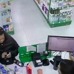 Imagem relativa a Câmera de monitoramento flagra suspeita usando cartão de idosa após roubo no Centro de Curitiba